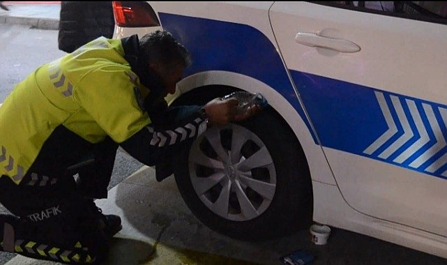 Polis aracına giren kedi için polis ve itfaiyeciler seferber oldu