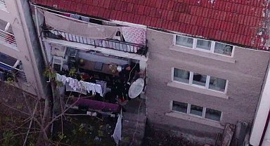 Polis baskınını fark edince uyuşturucu madde dolu poşeti balkondan fırlattı