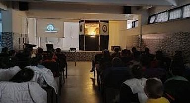 Polis vatandaşları yüz yüze, çocuklara ise gösterilerle bilgilendirdi