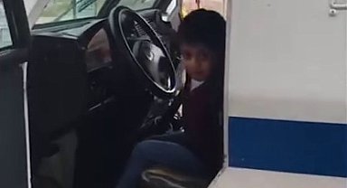 Polise selam veren öğrencilere shortland sürprizi