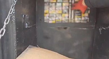 Polislerin arama yaptığı tırdan 4 bin 200 paket kaçak sigara çıktı