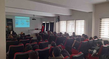 Polisten öğrencilere güvenli gelecek bilgilendirmesi
