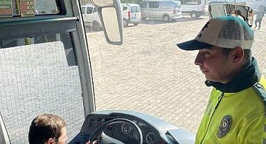 Polisten sürücü ve yolculara emniyet kemeri uyarısı