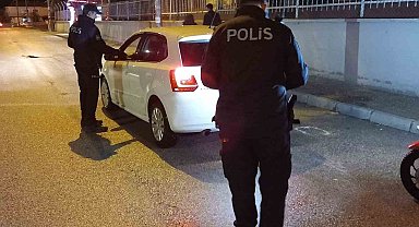 Polisten yurtlar önünde sıkı denetim