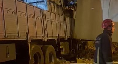Portakal yüklü kamyon duvara çarptı 1:ölü