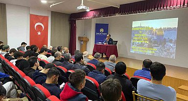 Prof. Dr. Şeker üniversite öğrencileri ile buluştu