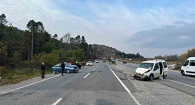 "U" dönüşü yapan otomobil hafif ticari araçla çarpıştı: 6 yaralı