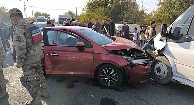 Rehabilitasyon servisi ile otomobil çarpıştı: 4'ü çocuk 13 yaralı