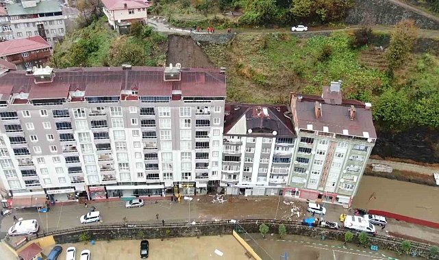 Rize'de heyelan nedeniyle tahliye edilen apartman sakinlerinin bekleyişi sürüyor