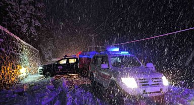 Rize'de karda kayan kamyonet dereye uçtu: 3 yaralı