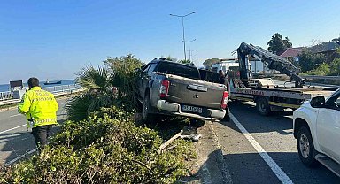 Rize'de otomobil direğe çarptı: 2 yaralı