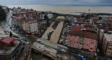 Rize'de yoğun yağışın ardından derelerin getirdiği çamur denizin rengini değiştirdi