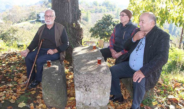 Roma dönemine ait yaklaşık 1800 yıllık mil taşını bilmeden oturak olarak kullandılar