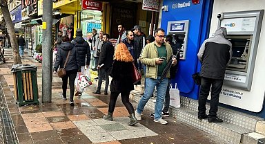 Sağanak yağmurdan korunmak isteyen vatandaşlar saklanacak yer aradı