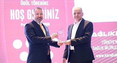 Sağlık Bilimleri Festivaline destek veren Medikar Hastanesi'ne plaket