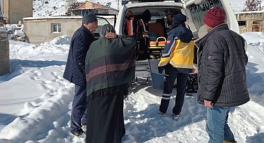 Sağlık ekipleri karlı yolları aştı köyde yaşayan hastanın imdadına yetişti