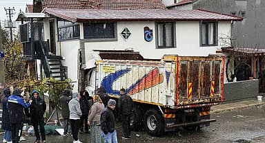 Sakarya'da faciadan dönüldü: Kamyon eve girdi
