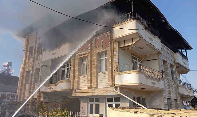 Samandağ'da yanan evde mahsur kalan 3 kişiyi itfaiye kurtarıldı