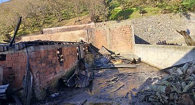 Samanlıkta başlayan yangın iki traktörün kül olmasına sebep oldu