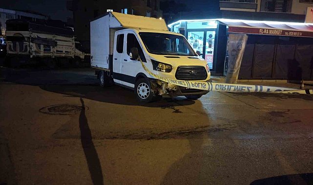 Sancaktepe'de iş yerini kurşunladılar, otomobil ile kaçarken sokaktaki araçlara çarptılar