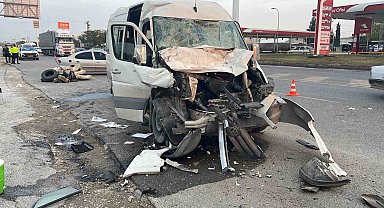 Şanlıurfa'da işçi servisi ile tır çarpıştı: 12 yaralı