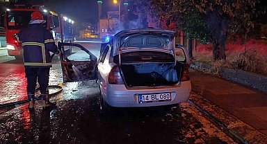 Şanlıurfa'da otomobil alev alev yandı