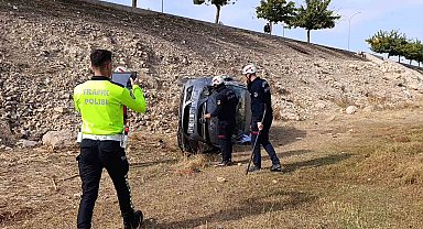 Şanlıurfa'da otomobil şarampole devrildi: 3 yaralı