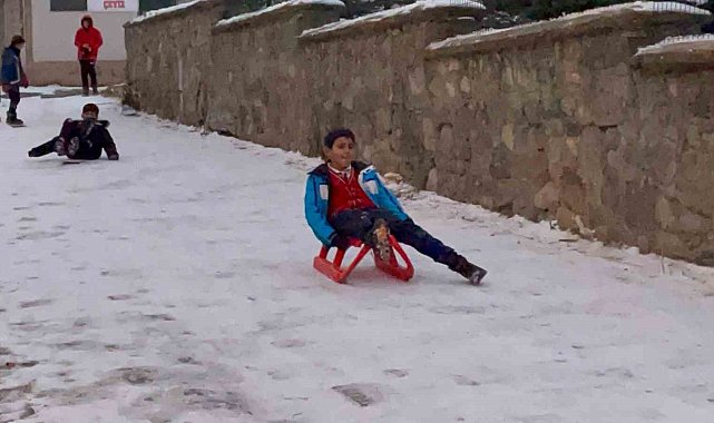 Sarıkamış'ta çocukların düşe kalka kızak keyfi