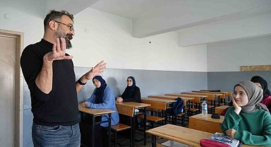Serebral palsi hastası öğretmen 22 yıldır öğrencilerine 'rehber' oluyor