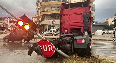 Serik'te tırlar çarpıştı: 1 yaralı