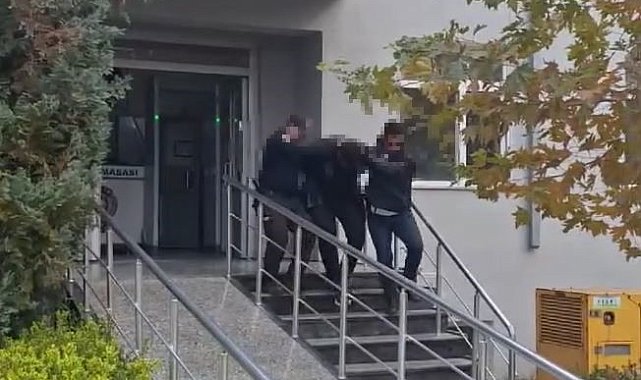 Servis minibüsüne geri geri giderek çarpan sürücü yakalandı