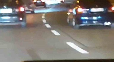 Seyir halindeki araçtan sarkarak video çeken şahıs kamerada