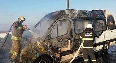 Seyir halindeki minibüs alevlere teslim oldu