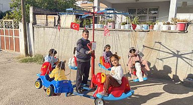 Seyyar atlı karıncasıyla, depremzede çocuklara sokak sokak mutluluk dağıtıyor