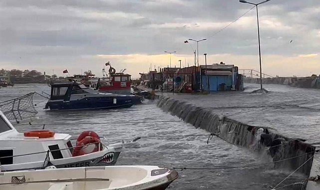 Şiddetli lodos nedeniyle İstanbul'da deniz taştı, tekneler zarar gördü