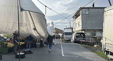 Şiddetli lodos pazarcıları vurdu, brandalar devrildi