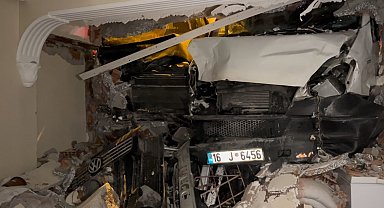 Şiddetli lodosa yenik düşen kamyonet evin salonuna girdi