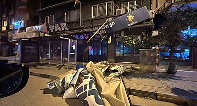 Şiddetli rüzgar tabelayı yerinden söktü