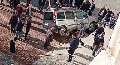 Siirt'te direksiyon başında baygınlık geçiren sürücü, aracıyla hükümet konağına daldı