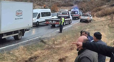 Siirt'te virajı alamayan tır devrildi: 1 yaralı