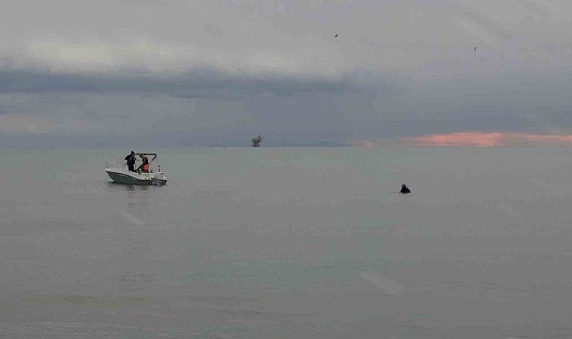 Silivri'de dondurucu havaya aldırmayıp su kayağı yaptılar: Onlara tüm aylar Temmuz