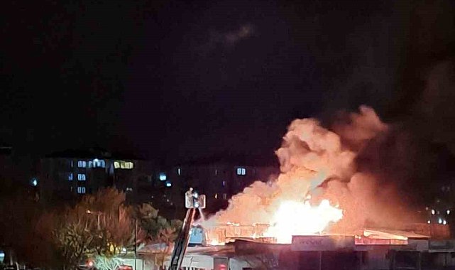 Silivri'de korkutan yangın: Alevler cep telefonu kamerasına yansıdı