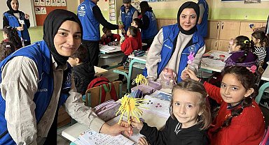 Sınavdan toplanan kalemleri süsleyerek, minik öğrencilere hediye ettiler