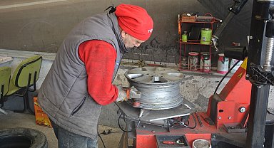 Sinop'ta lastikçilerin kış lastiği mesaisi