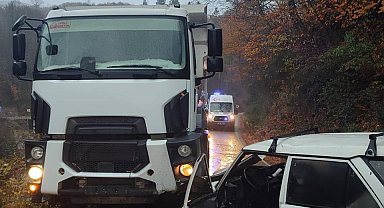 Sinop'ta otomobil ile kamyon kafa kafaya çarpıştı: 1 yaralı