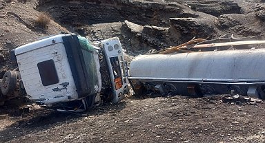 Şırnak'ta akaryakıt tankeri devrildi: 1 yaralı