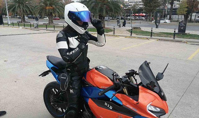 Sırtına "Bugün doğum günüm" yazan motosikletlinin doğum gününü trafikteki sürücüler kutladı