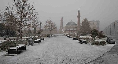 Sivas'ta özlenen kar kent merkezine düştü, sürücüler hazırlıksız yakalandı