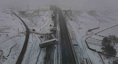 Sivas'ta yoğun kar yağışı zincirleme trafik kazasına yol açtı