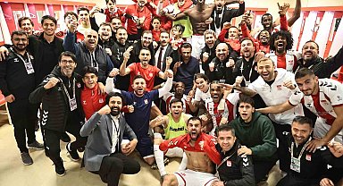 Sivasspor'dan galibiyet pozu